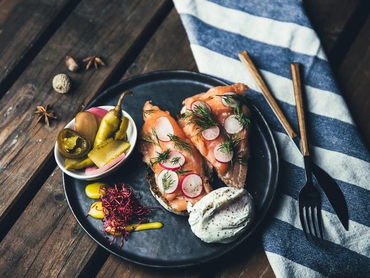 Salmón curado en casa